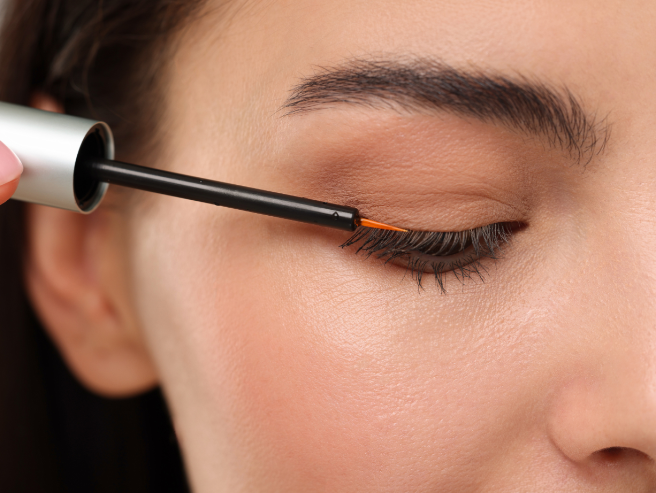 Huile de ricin cils et sourcils : efficacité, bienfaits et conseils d’application