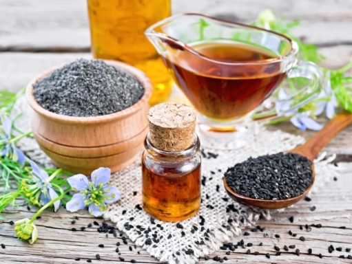 5 bienfaits insoupçonnés de l’huile de nigelle pour votre peau et vos cheveux