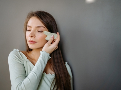 Gua sha visage : comment l'utiliser, étape par étape, et avec quelle huile