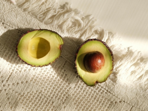 Huile d'avocat bio : bienfaits et utilisations pour la peau, le corps et les cheveux