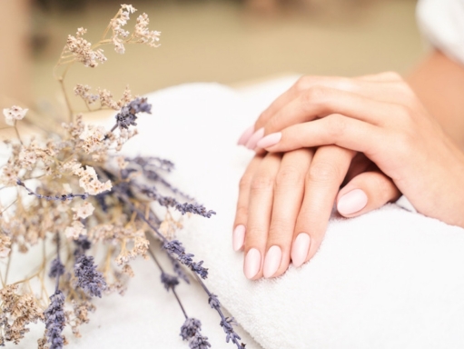 Huile pour cuticules et ongles : le soin du soir en 5 étapes