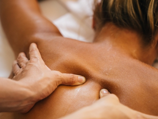 Huile de massage : bienfaits, techniques et conseils pour bien la choisir