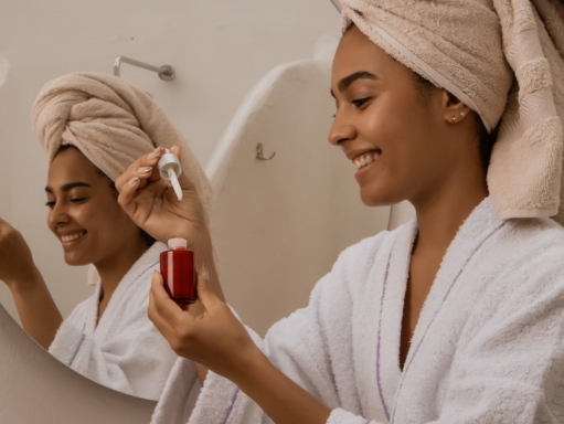 Huile de jojoba bio : bienfaits pour le visage, les cheveux et la barbe